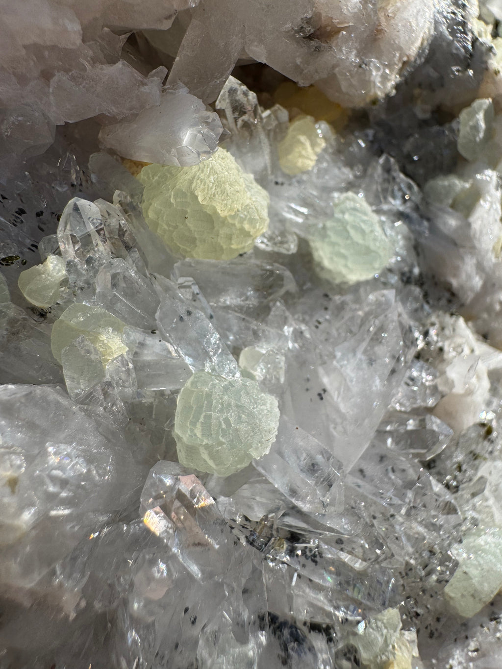 Préhnite botryoïdale avec quartz, épidote et tourmaline noire | Socle personnalisé