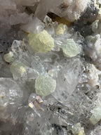 Préhnite botryoïdale avec quartz, épidote et tourmaline noire | Socle personnalisé