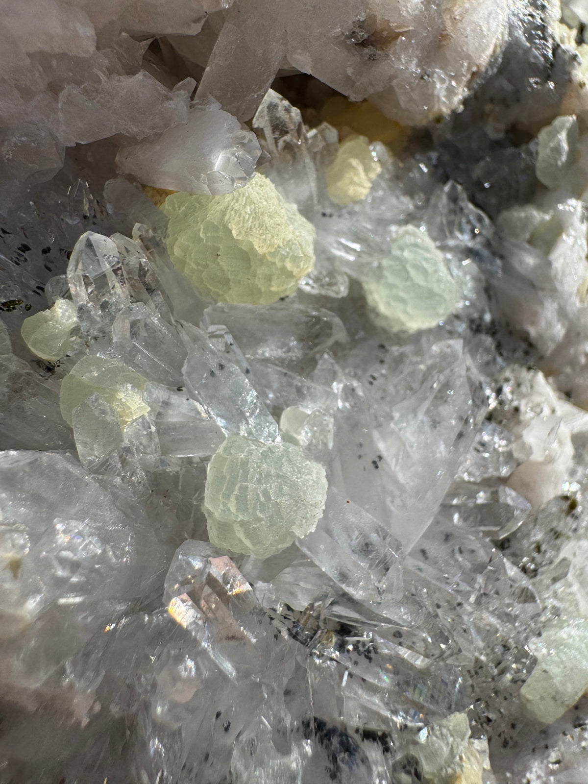 Préhnite botryoïdale avec quartz, épidote et tourmaline noire | Socle personnalisé