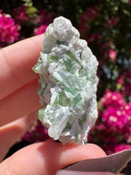 Spécimen de tourmaline verte avec kunzite sur matrice d'albite