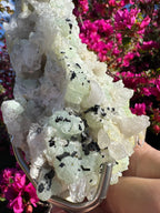Préhnite botryoïdale avec quartz, épidote et tourmaline noire | Socle personnalisé