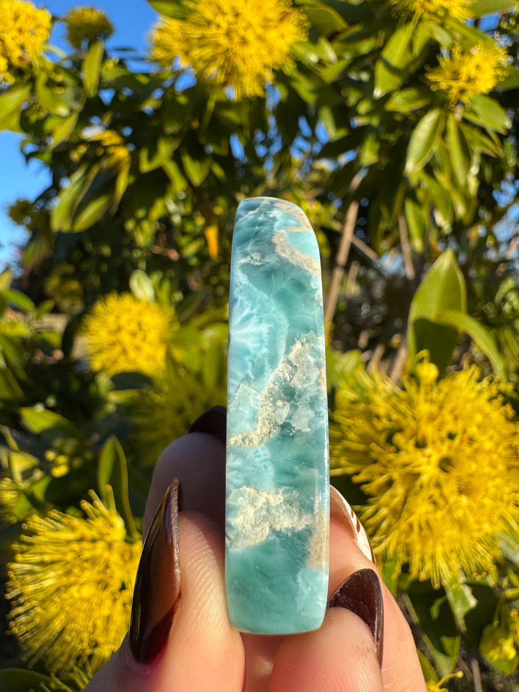 Cabujón de larimar pulido