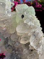 Préhnite botryoïdale avec quartz, épidote et tourmaline noire | Socle personnalisé