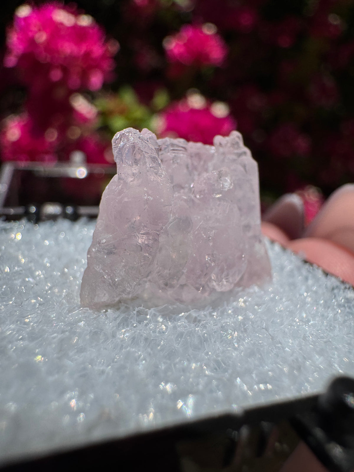 Espécimen de cuarzo rosa con terminación natural