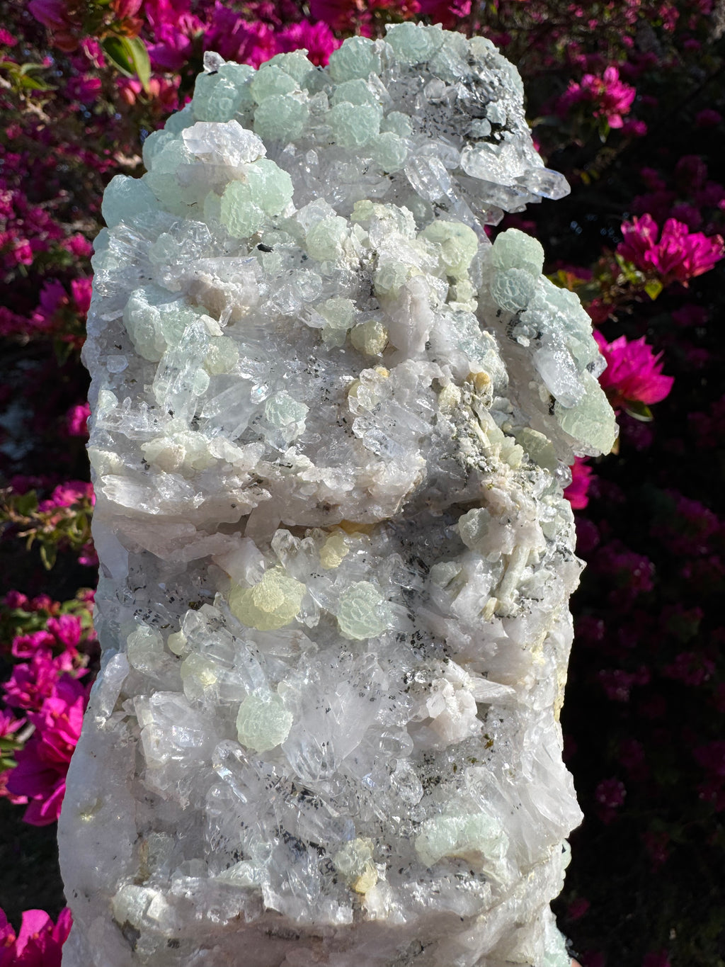Préhnite botryoïdale avec quartz, épidote et tourmaline noire | Socle personnalisé