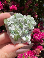 Spécimen de tourmaline verte avec kunzite sur matrice d'albite