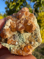 Spécimen de grenat orange