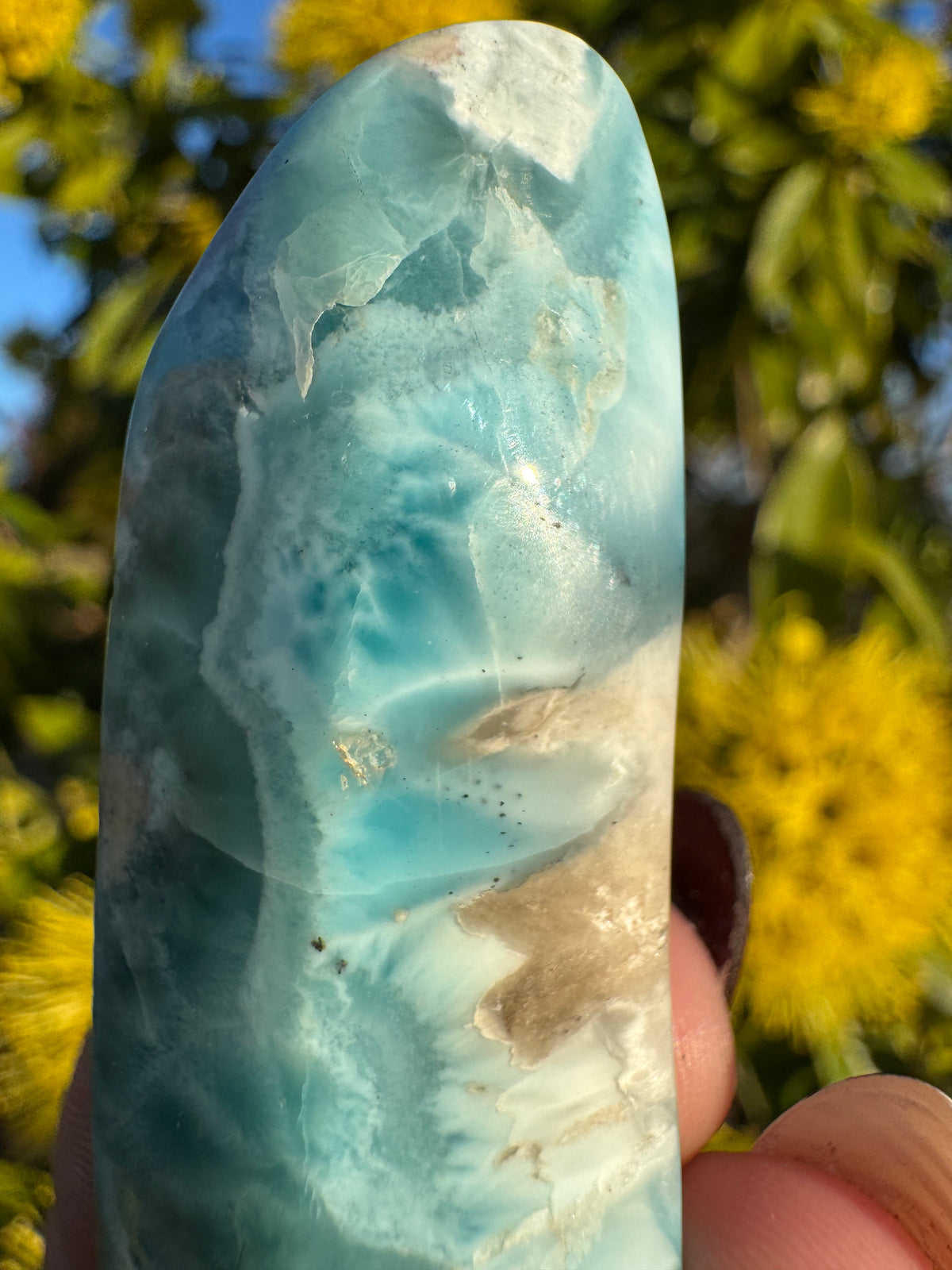 Cabujón de larimar pulido
