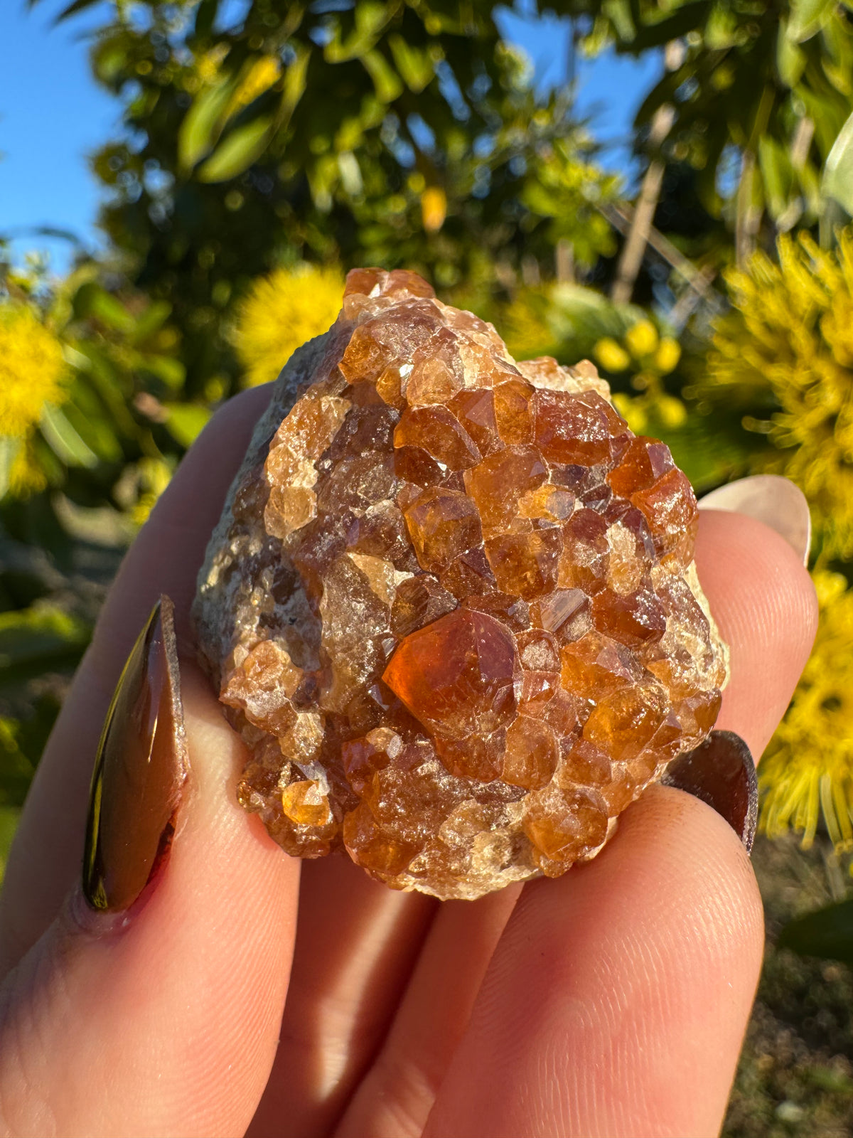 Espécimen de granate naranja