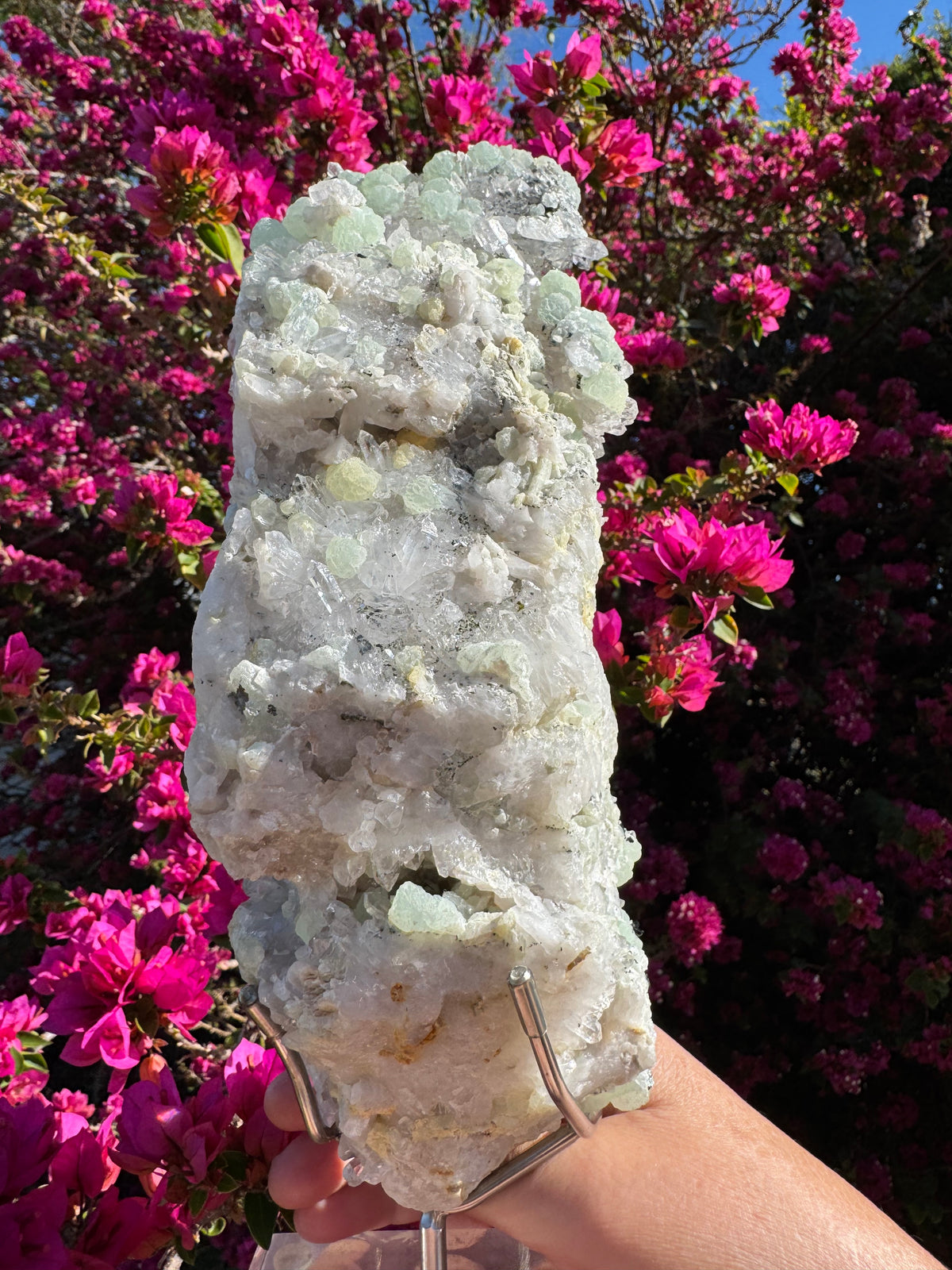 Préhnite botryoïdale avec quartz, épidote et tourmaline noire | Socle personnalisé