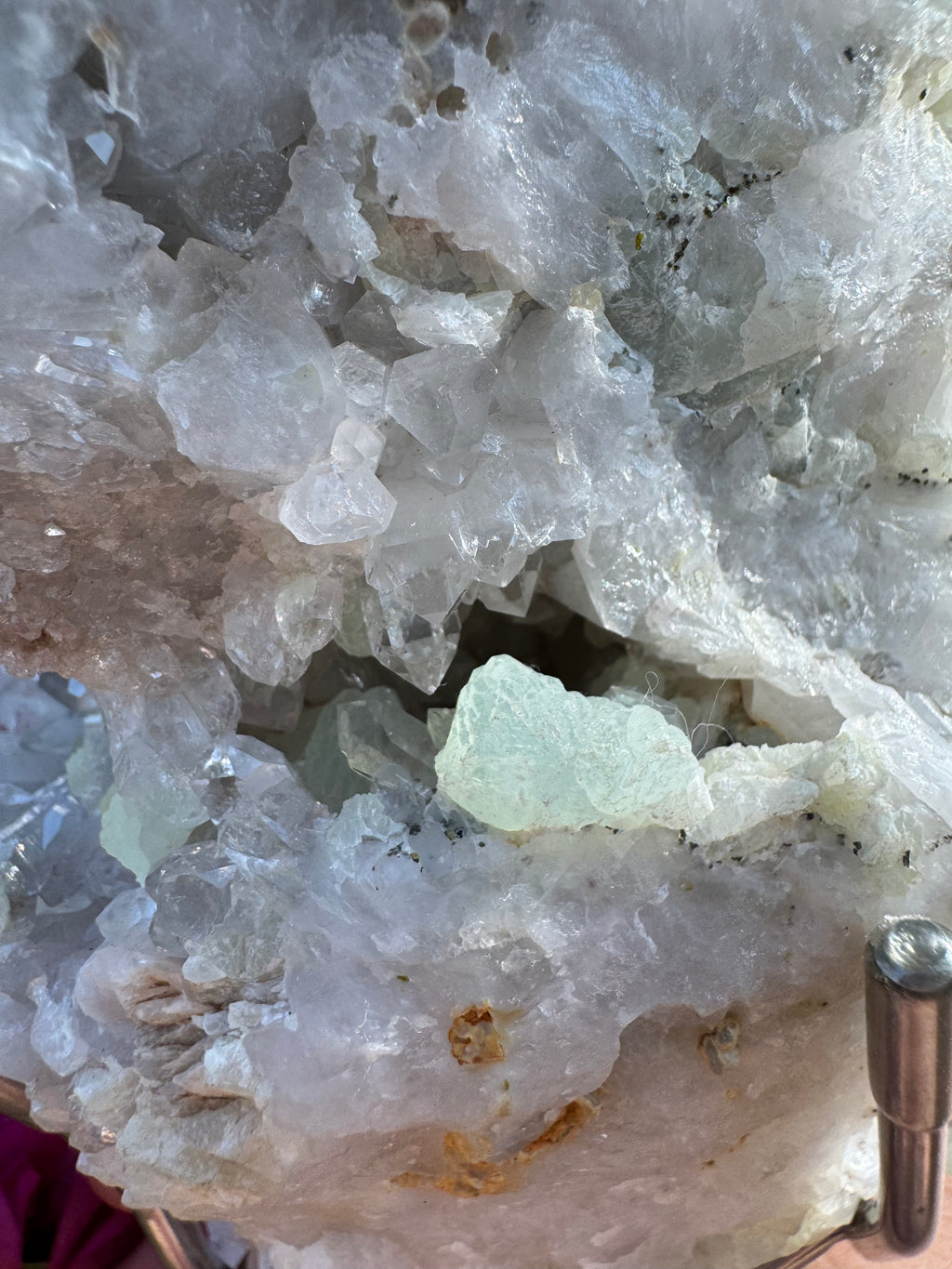 Préhnite botryoïdale avec quartz, épidote et tourmaline noire | Socle personnalisé