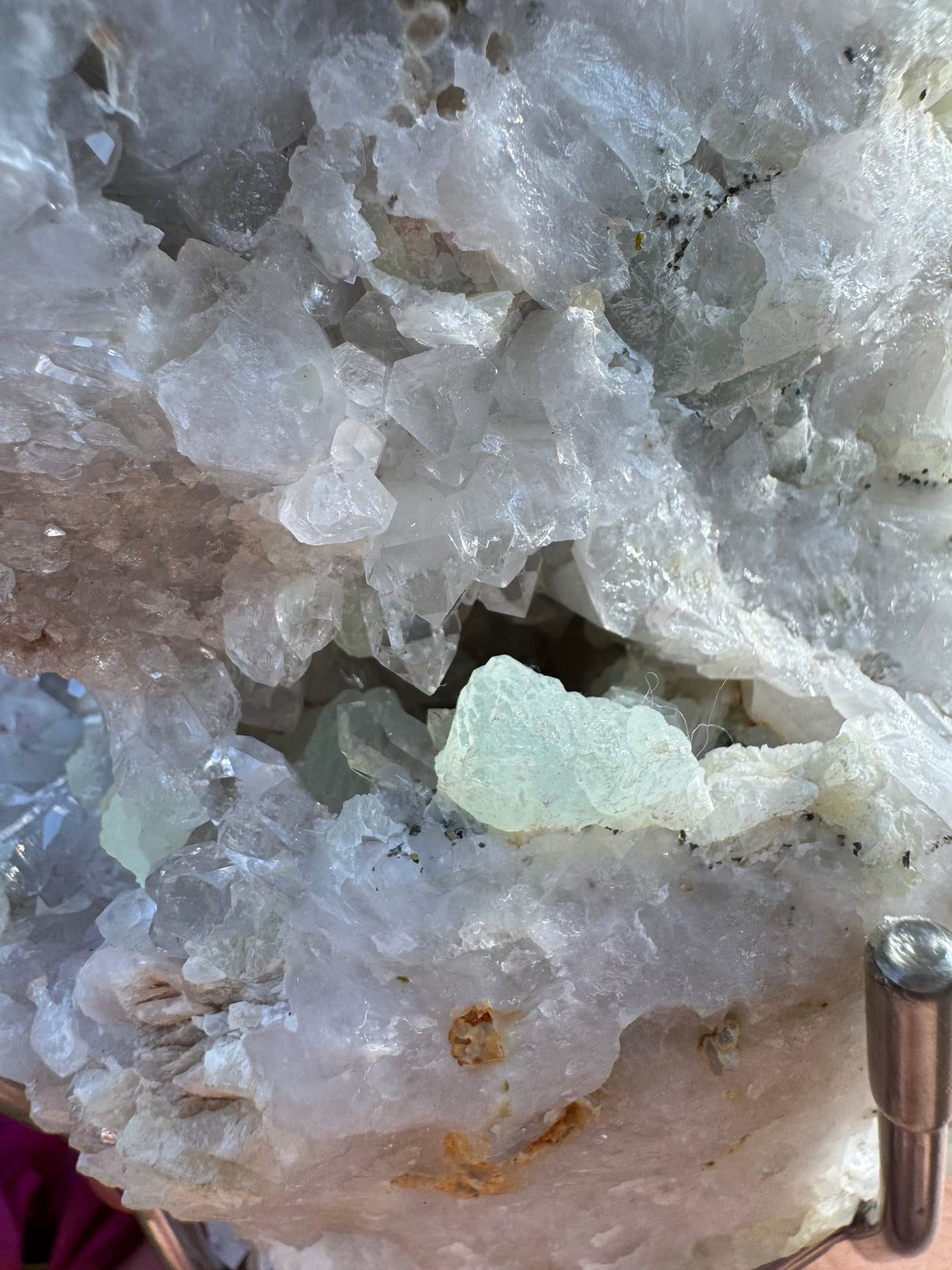 Préhnite botryoïdale avec quartz, épidote et tourmaline noire | Socle personnalisé