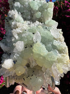 Préhnite botryoïdale avec quartz, épidote et tourmaline noire | Socle personnalisé