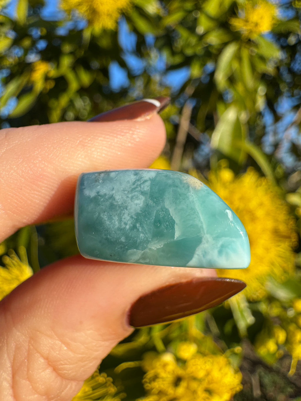 Cabujón de larimar pulido