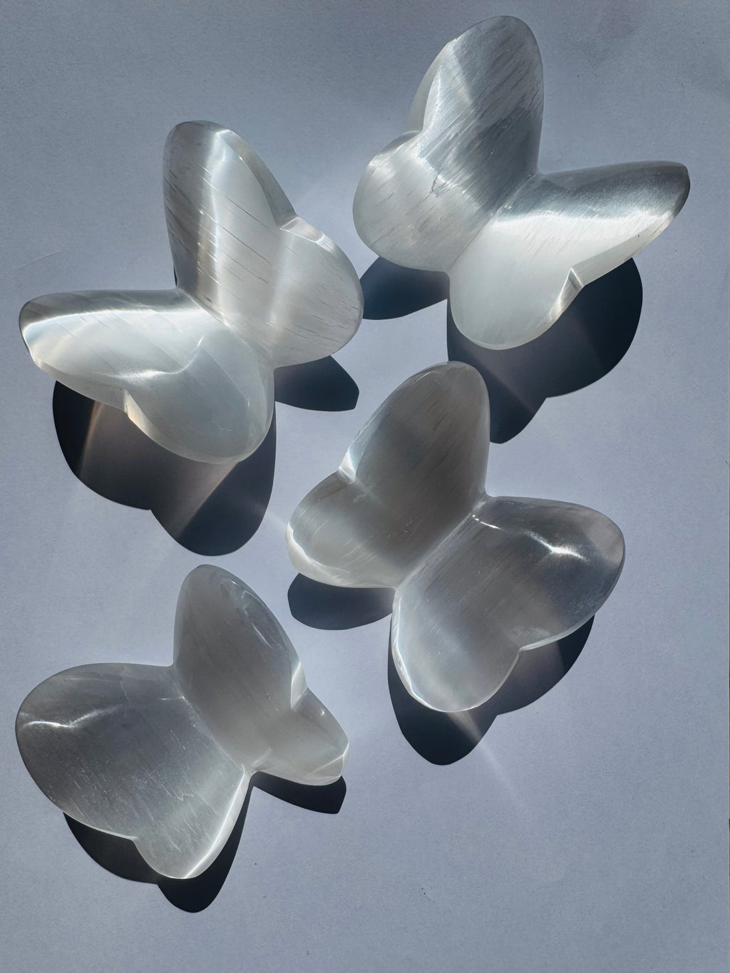 Figura de mariposa en 3D tallada en selenita