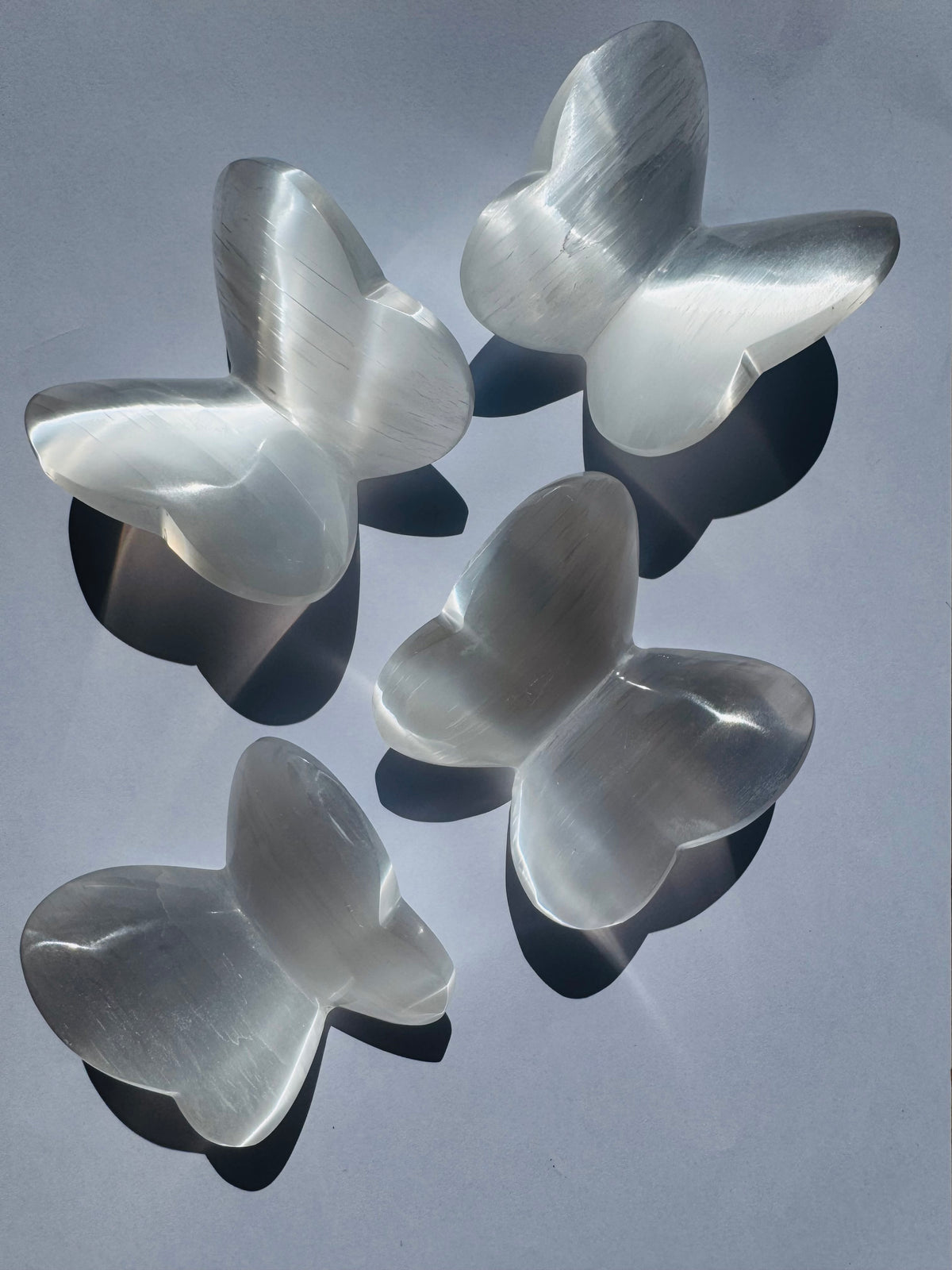 Figura de mariposa en 3D tallada en selenita