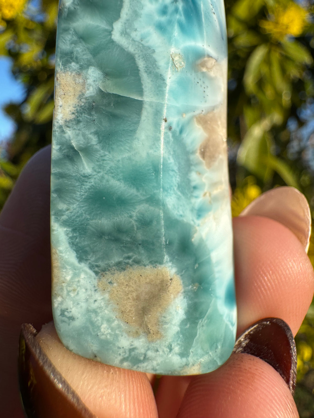 Cabujón de larimar pulido
