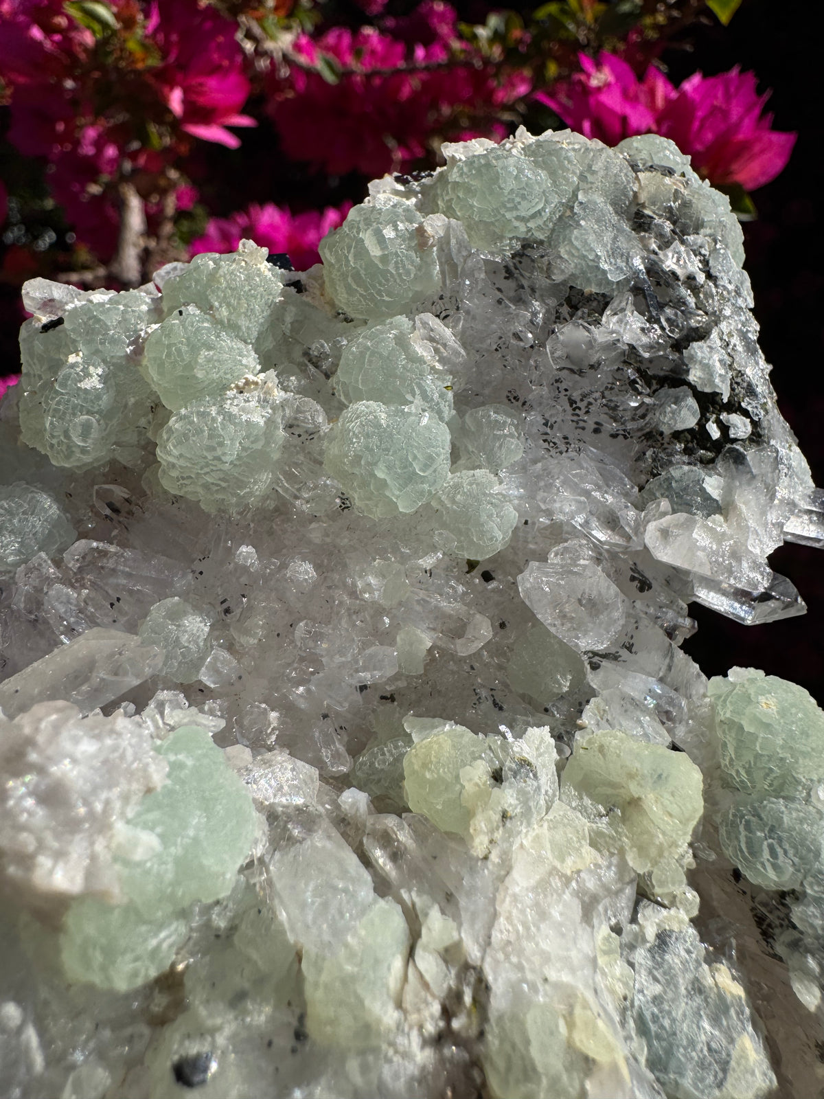 Préhnite botryoïdale avec quartz, épidote et tourmaline noire | Socle personnalisé