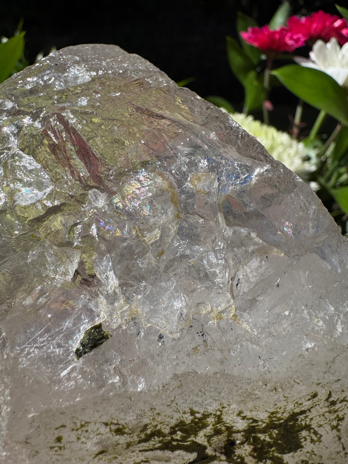 Spécimen de tourmaline verte dans du quartz avec saupoudrage de tourmaline naturelle | Socle personnalisé