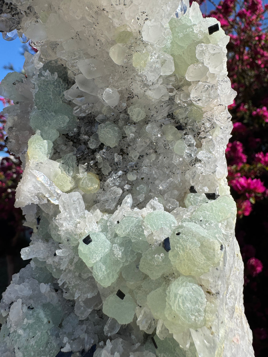 Préhnite botryoïdale avec quartz, épidote et tourmaline noire | Socle personnalisé