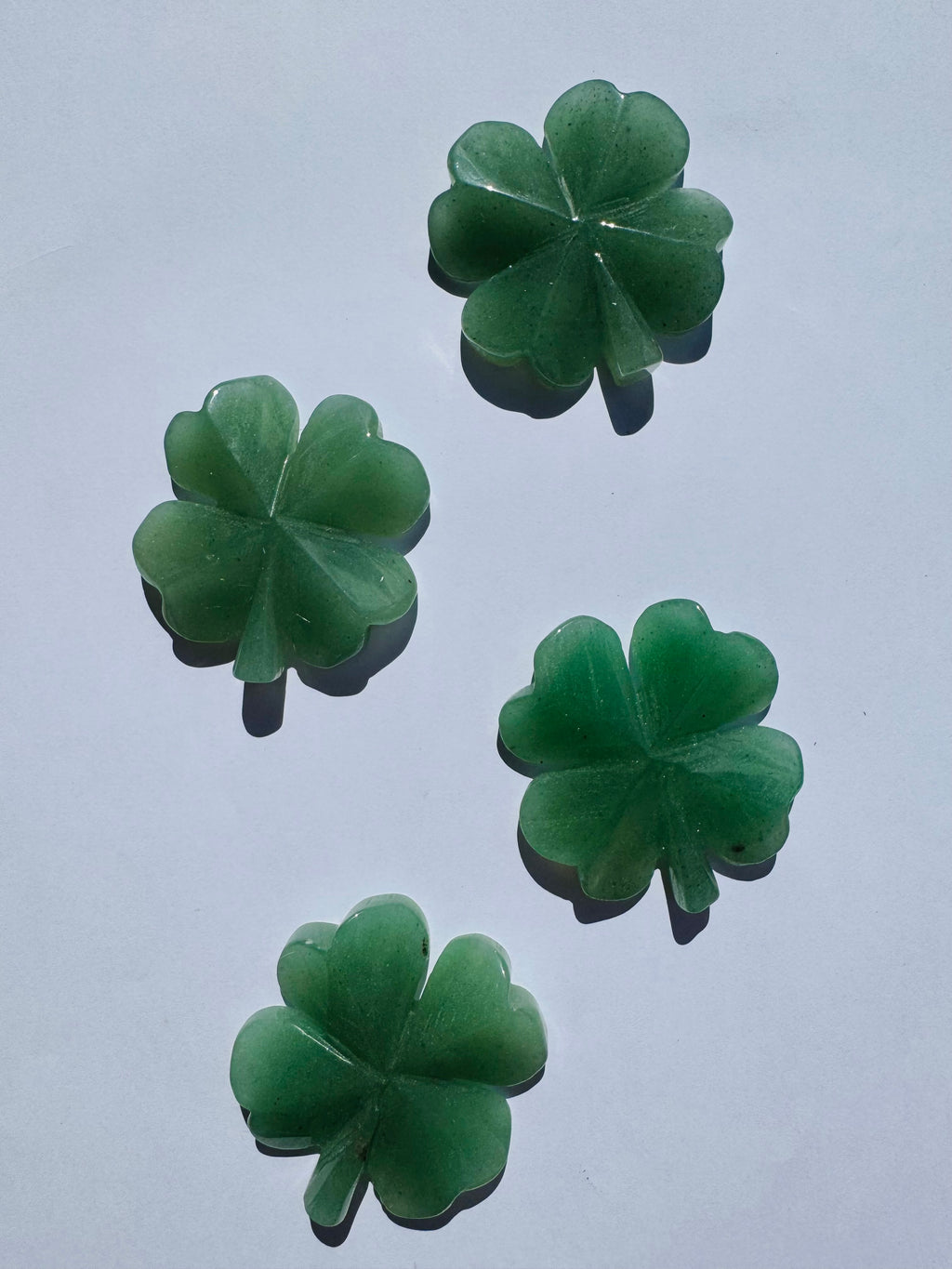 Tallado de trébol de cuatro hojas en aventurina verde