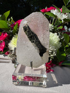 Spécimen de tourmaline verte dans du quartz avec saupoudrage de tourmaline naturelle | Socle personnalisé