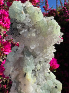 Préhnite botryoïdale avec quartz, épidote et tourmaline noire | Socle personnalisé