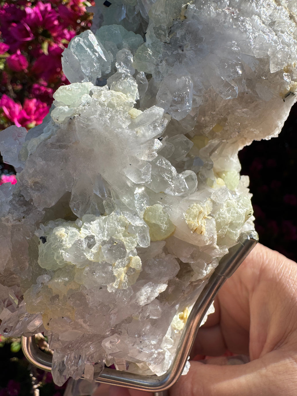 Préhnite botryoïdale avec quartz, épidote et tourmaline noire | Socle personnalisé