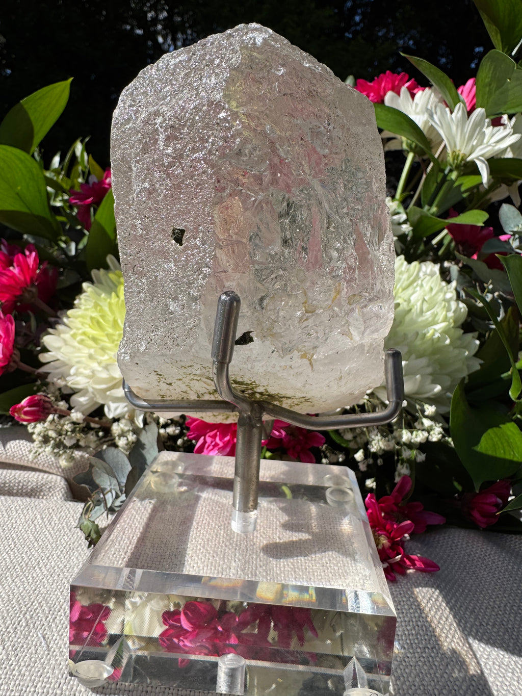 Spécimen de tourmaline verte dans du quartz avec saupoudrage de tourmaline naturelle | Socle personnalisé