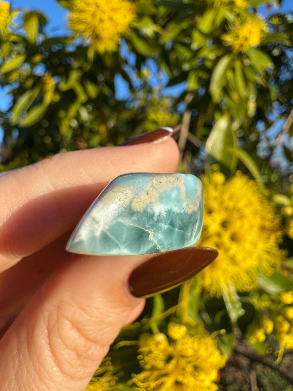 Cabujón de larimar pulido