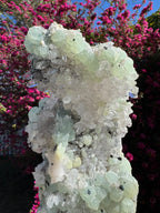 Préhnite botryoïdale avec quartz, épidote et tourmaline noire | Socle personnalisé