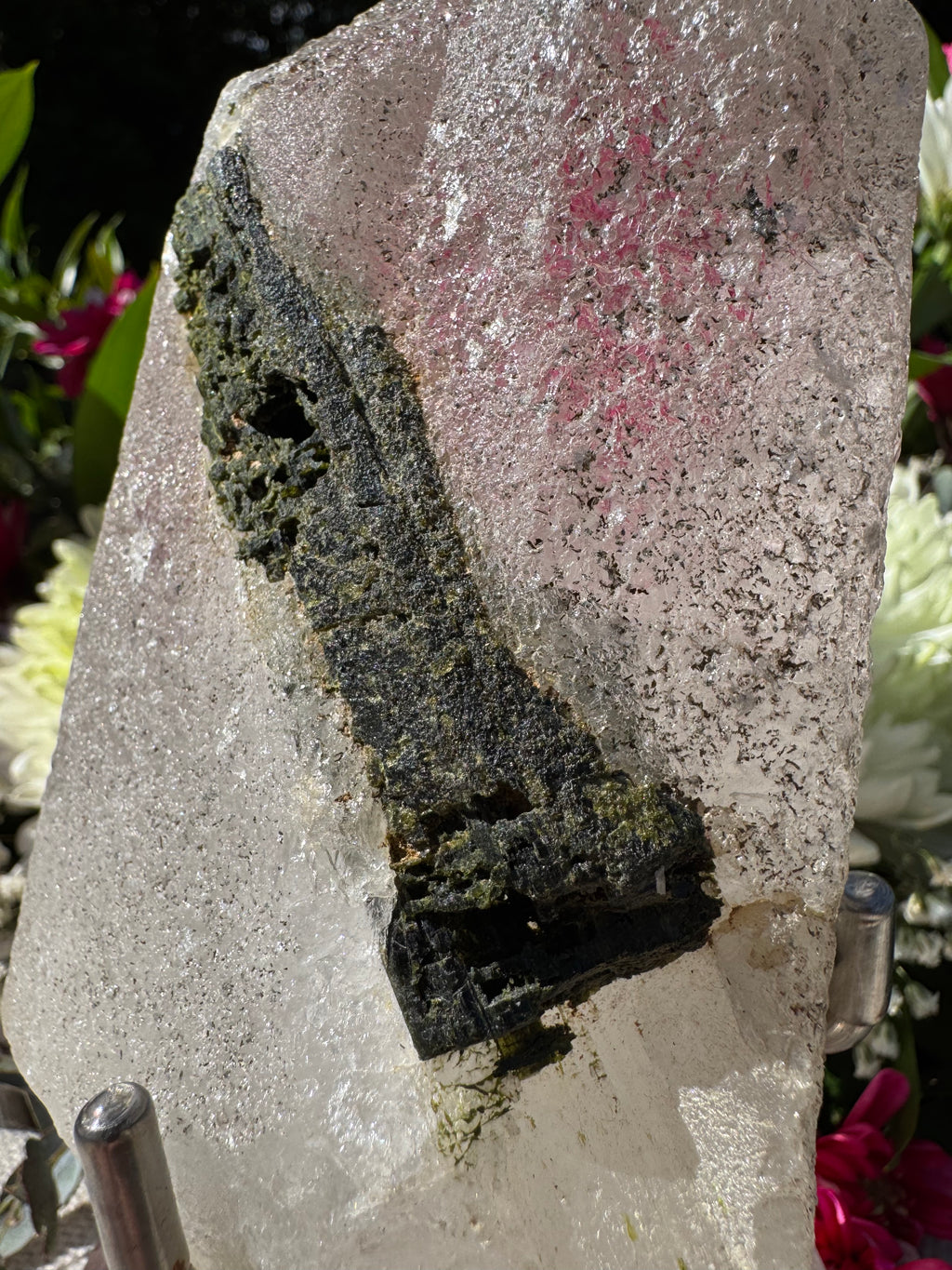 Spécimen de tourmaline verte dans du quartz avec saupoudrage de tourmaline naturelle | Socle personnalisé