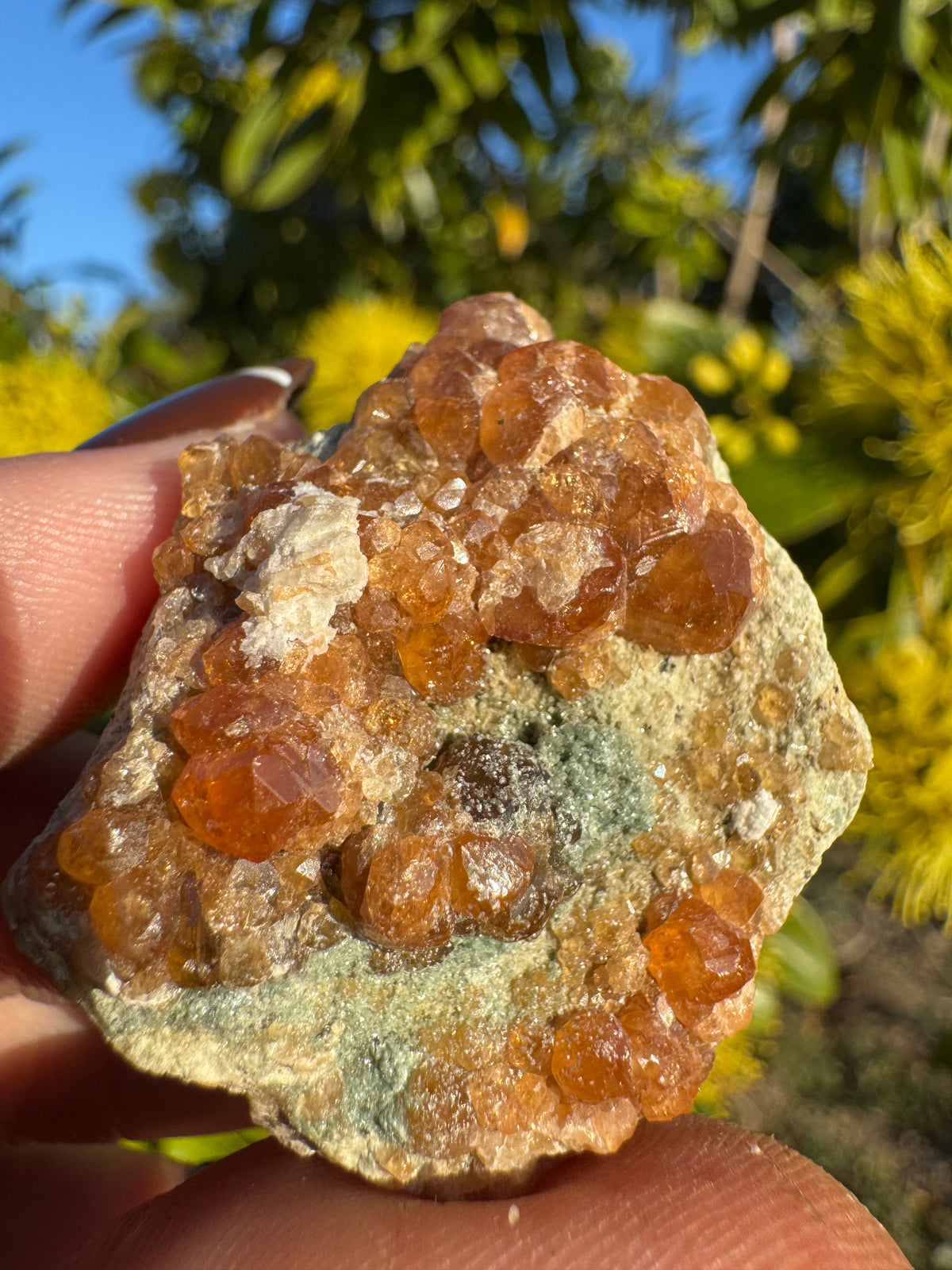 Espécimen de granate naranja