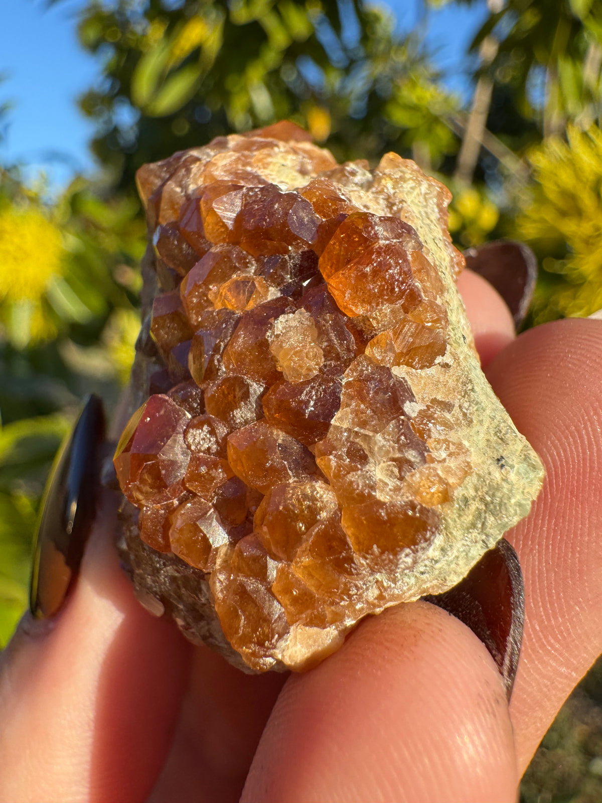 Espécimen de granate naranja