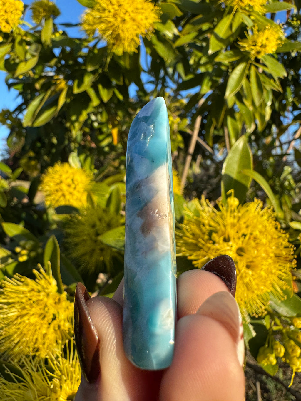 Cabujón de larimar pulido