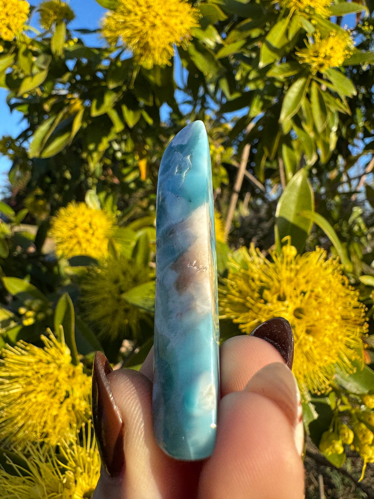 Cabujón de larimar pulido