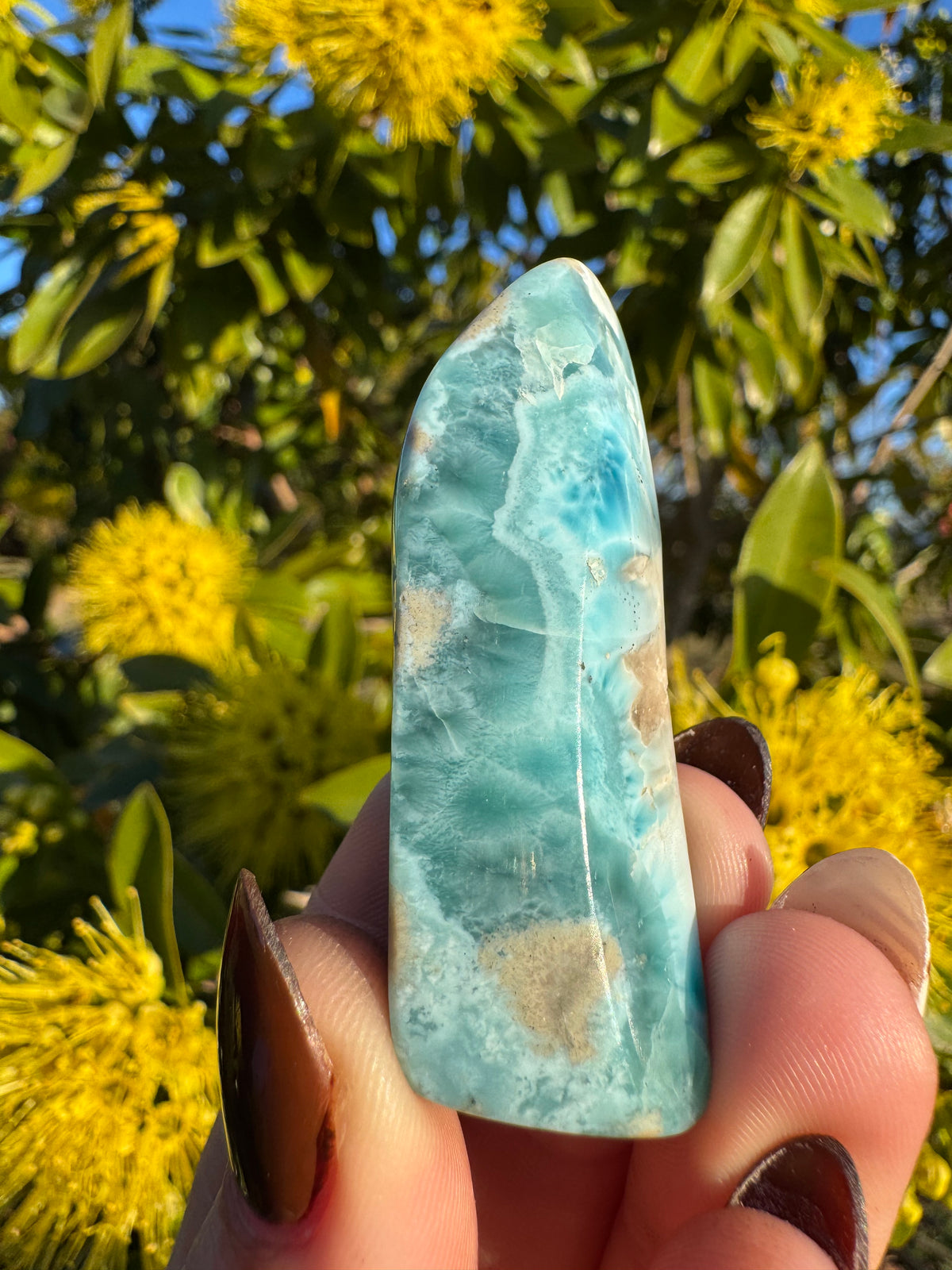 Cabujón de larimar pulido