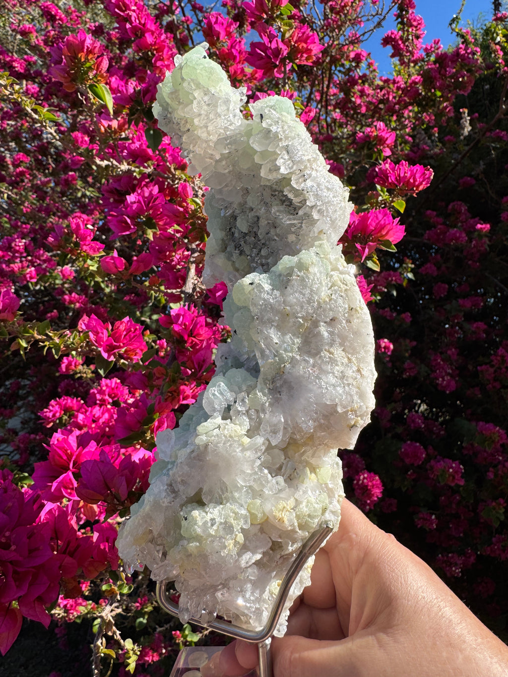 Préhnite botryoïdale avec quartz, épidote et tourmaline noire | Socle personnalisé