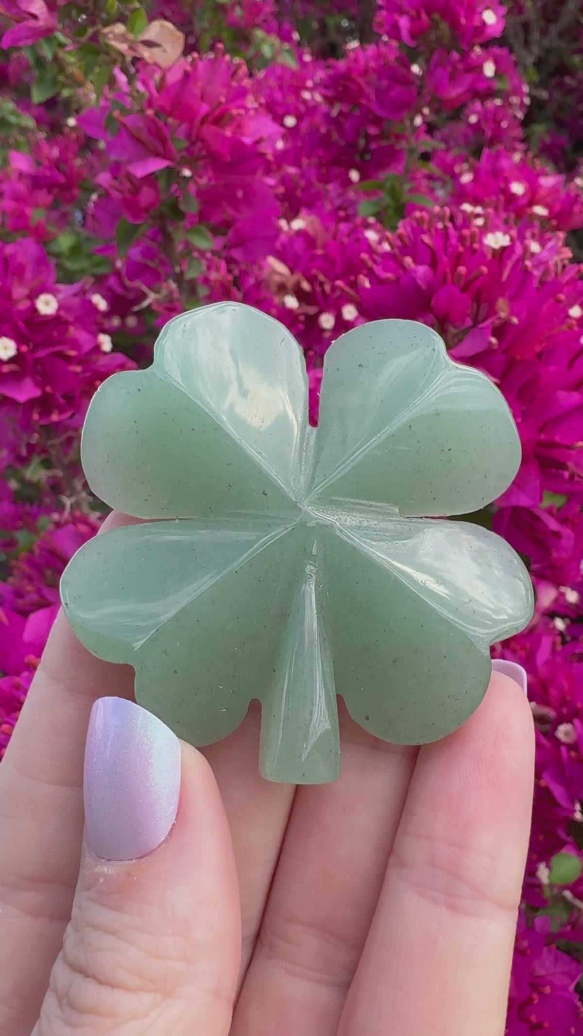 Tallado de trébol de cuatro hojas en aventurina verde