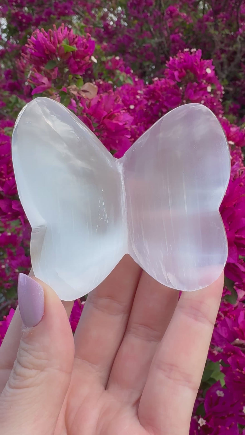 Figura de mariposa en 3D tallada en selenita