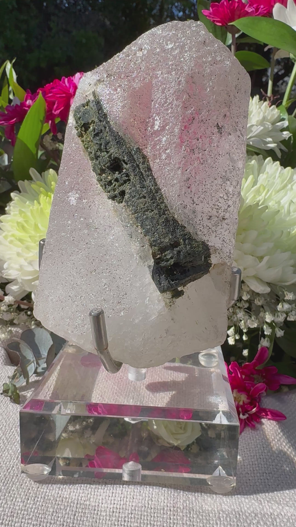 Spécimen de tourmaline verte dans du quartz avec saupoudrage de tourmaline naturelle | Socle personnalisé