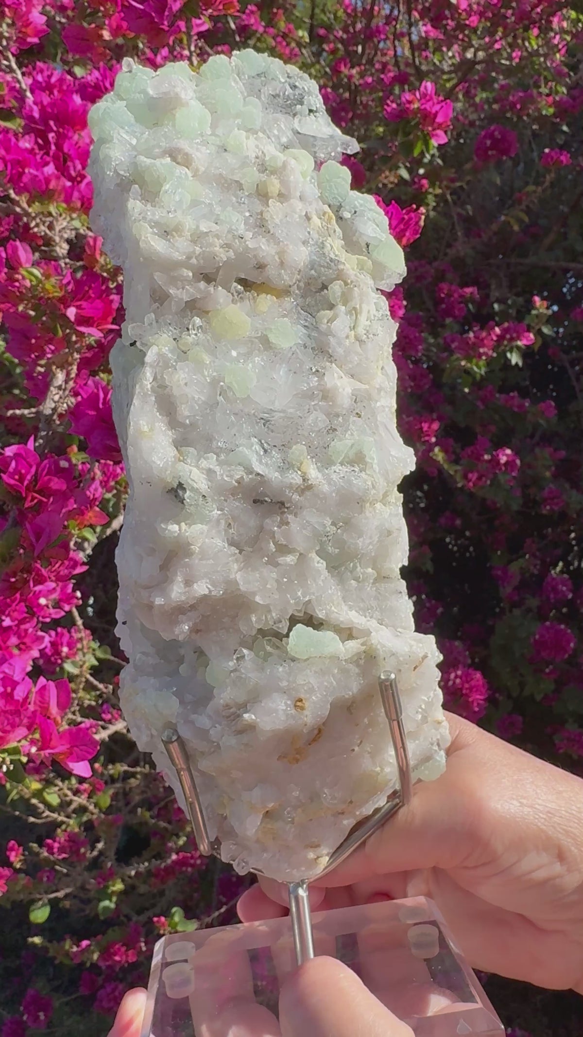 Préhnite botryoïdale avec quartz, épidote et tourmaline noire | Socle personnalisé